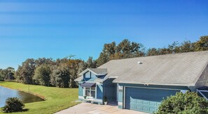 Exterior - Paradise Found! PRIVATE Pool Home Near Disney! FREE Pool Heat, Sleeps 7, Lake! (Kissimmee)