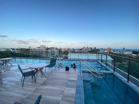 Apartamento | Piscina | Una piscina al aire libre. Beijupirá Exclusive