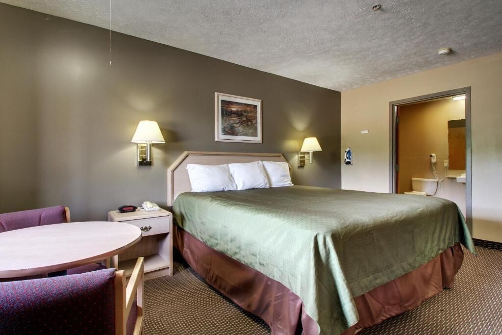 Camera singola, 1 letto king, doccia a filo pavimento, non fumatori | Una scrivania