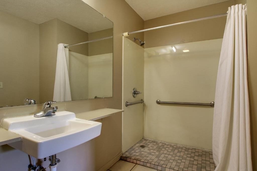 Eenpersoonskamer, 1 kingsize bed, rolstoeltoegankelijke douche, niet-roken | Badkamer