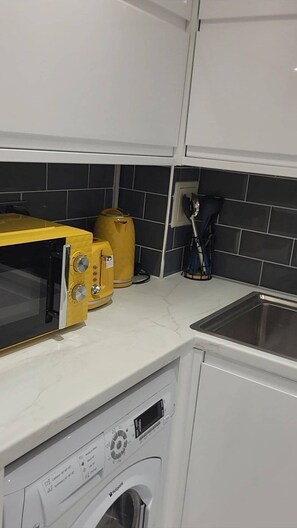 Private kitchen - Supremely Posh 2-Bed Flat in Dartford • Modern Upgrades, Parking, Balcony & WiFi (Dartford)