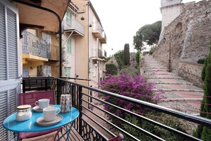 Outdoor dining - Le Cœur du Suquet avec petit terrasse et belle vue (Cannes)