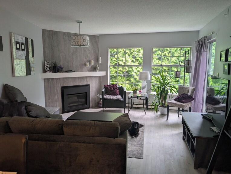 Adult-oriented (55+) 2-bedroom 30 Minutes From Skytrain To Vancouver - Port Moody