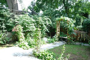 Property grounds - Ground Floor Loft Facing the Yard in welcoming Westmount (Westmount)