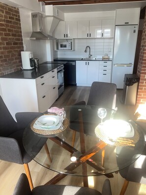 Unclassified image, 2 of 13, button - Ground Floor Loft Facing the Yard in welcoming Westmount (Westmount)