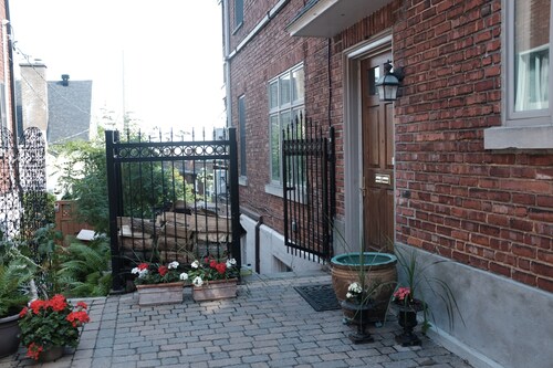 Ground Floor Loft Facing the Yard in welcoming Westmount