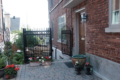 Ground Floor Loft Facing the Yard in welcoming Westmount