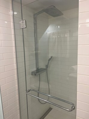 Hair dryer, towels, soap, toilet paper - Ground Floor Loft Facing the Yard in welcoming Westmount (Westmount)