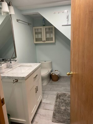 Sèche-cheveux, serviettes fournies, savon, papier toilette