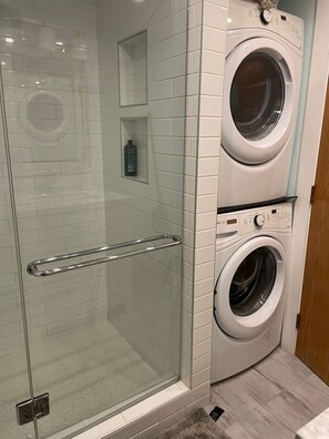 Sèche-cheveux, serviettes fournies, savon, papier toilette