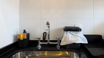 Deluxe Apartment, City View | Private kitchen