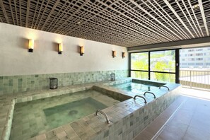 Indoor pool - Update Vila Madalena by Wecare Hosting (São Paulo)