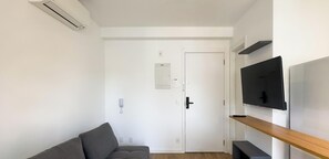 Deluxe Apartment, City View | Living room - Update Vila Madalena by Wecare Hosting (São Paulo)