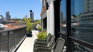 Appartamento Deluxe, vista città | Area soggiorno