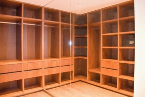 خزانة ملابس