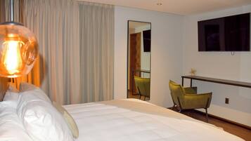 Apartment, 3 Bedrooms | In-room safe, blackout curtains, free WiFi