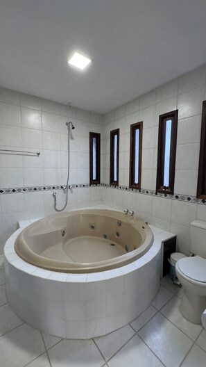 Dusche, Whirlpool, Toilettenpapier