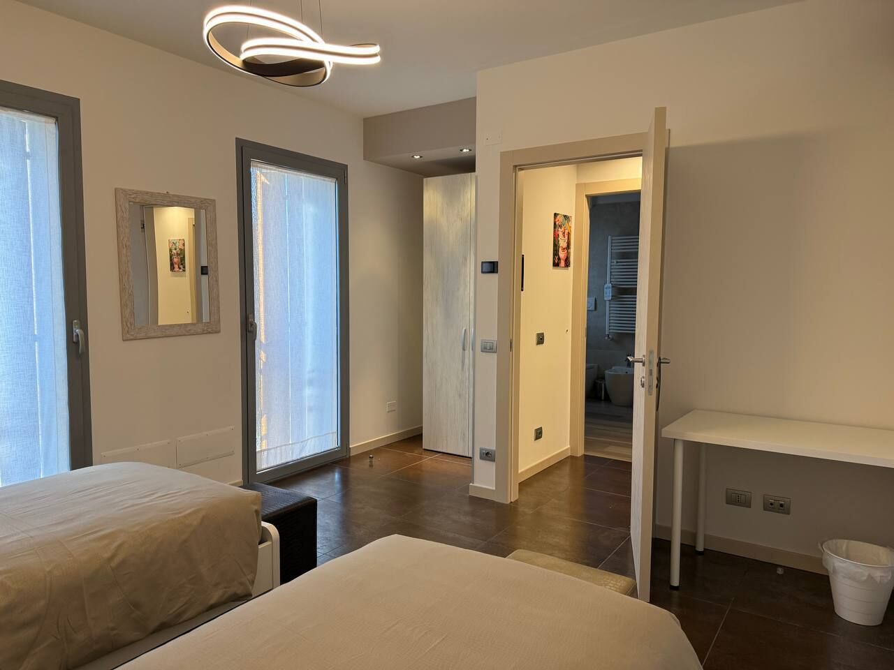 Tabla de planchar con plancha, wifi y ropa de cama 