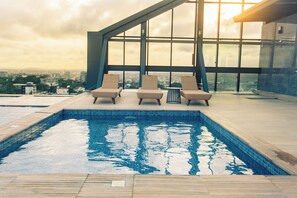 Outdoor pool - Premium One Bedroom Apartment at KASS (Accra)