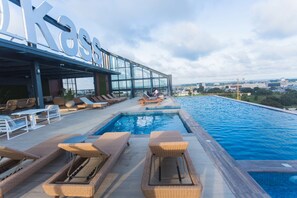 Outdoor pool - Premium One Bedroom Apartment at KASS (Accra)