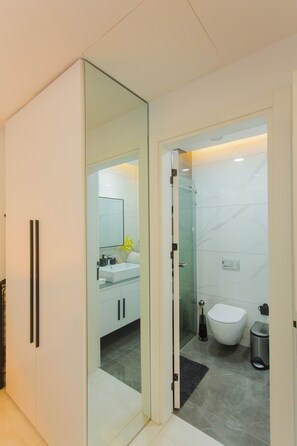 Shower, eco-friendly toiletries, towels, soap - Premium One Bedroom Apartment at KASS (Accra)