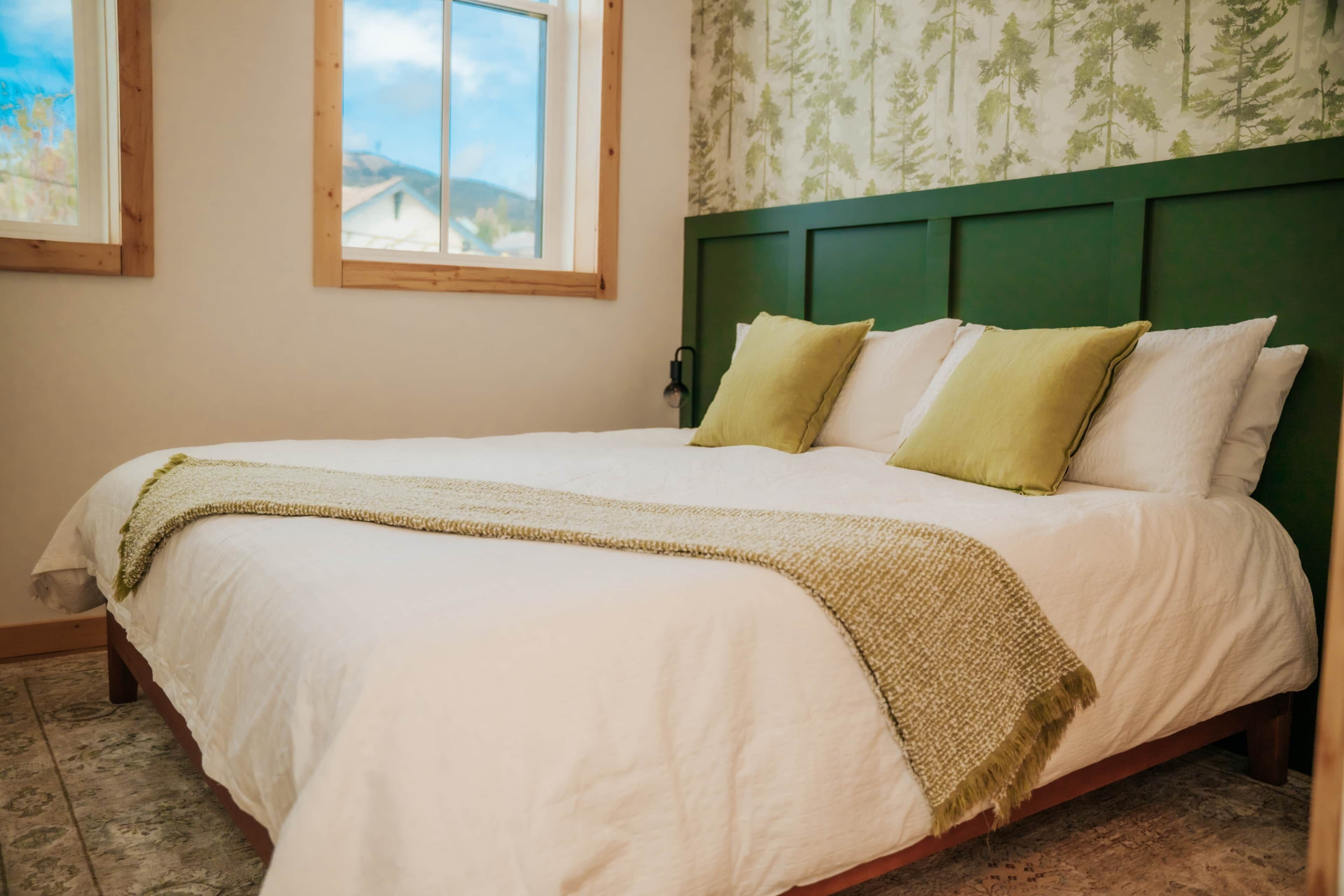 5 bedrooms, iron/ironing board, WiFi, bed sheets