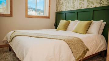 5 bedrooms, iron/ironing board, WiFi, bed sheets