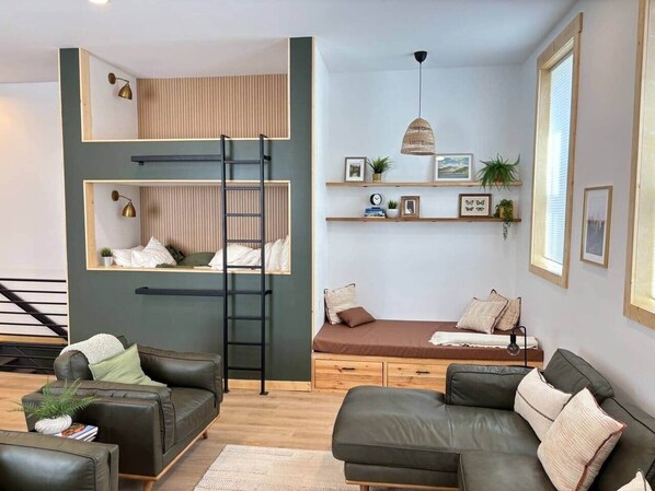 5 bedrooms, iron/ironing board, WiFi, bed sheets