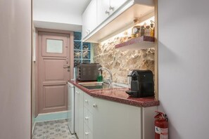 Private kitchen - DP Homes Exarcheia 1B - Central Stone Apt near Metro & Museum (Athina)