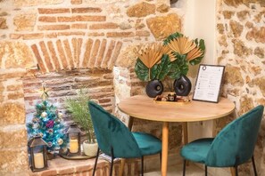Dining - DP Homes Exarcheia 1B - Central Stone Apt near Metro & Museum (Athina)