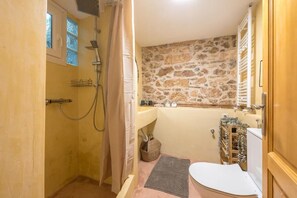 Dusche, Haartrockner, Handtücher, Seife