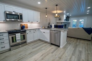 Micro-ondes, four, plaque de cuisson, lave-vaisselle