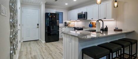 Micro-ondes, four, plaque de cuisson, lave-vaisselle