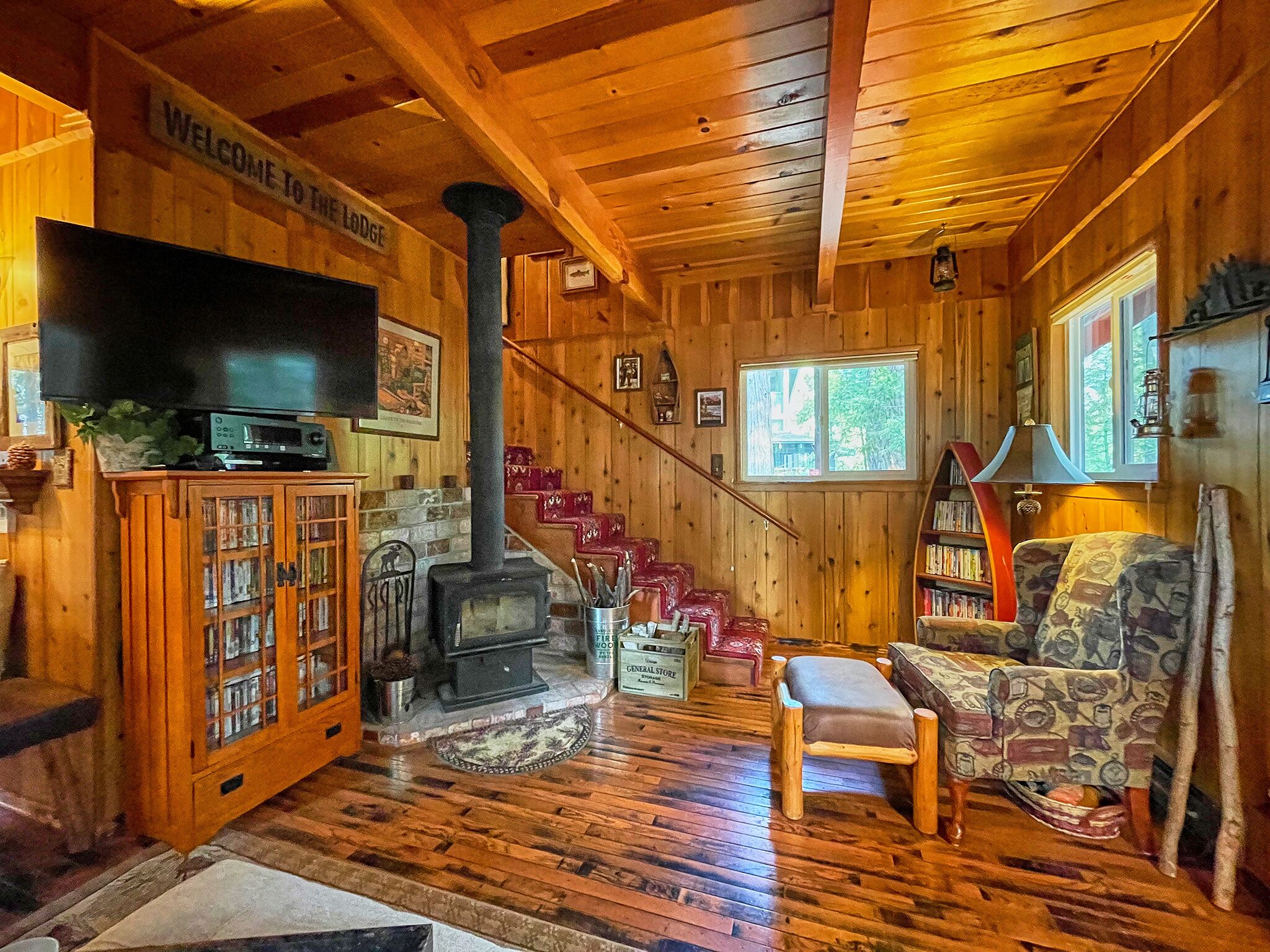 Smart TV, fireplace, DVD player, books