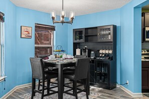 Dining - Comfy 3 bd 2 bth in a quiet neighborhood close to Seaworld and La Cantera Mall (San Antonio)