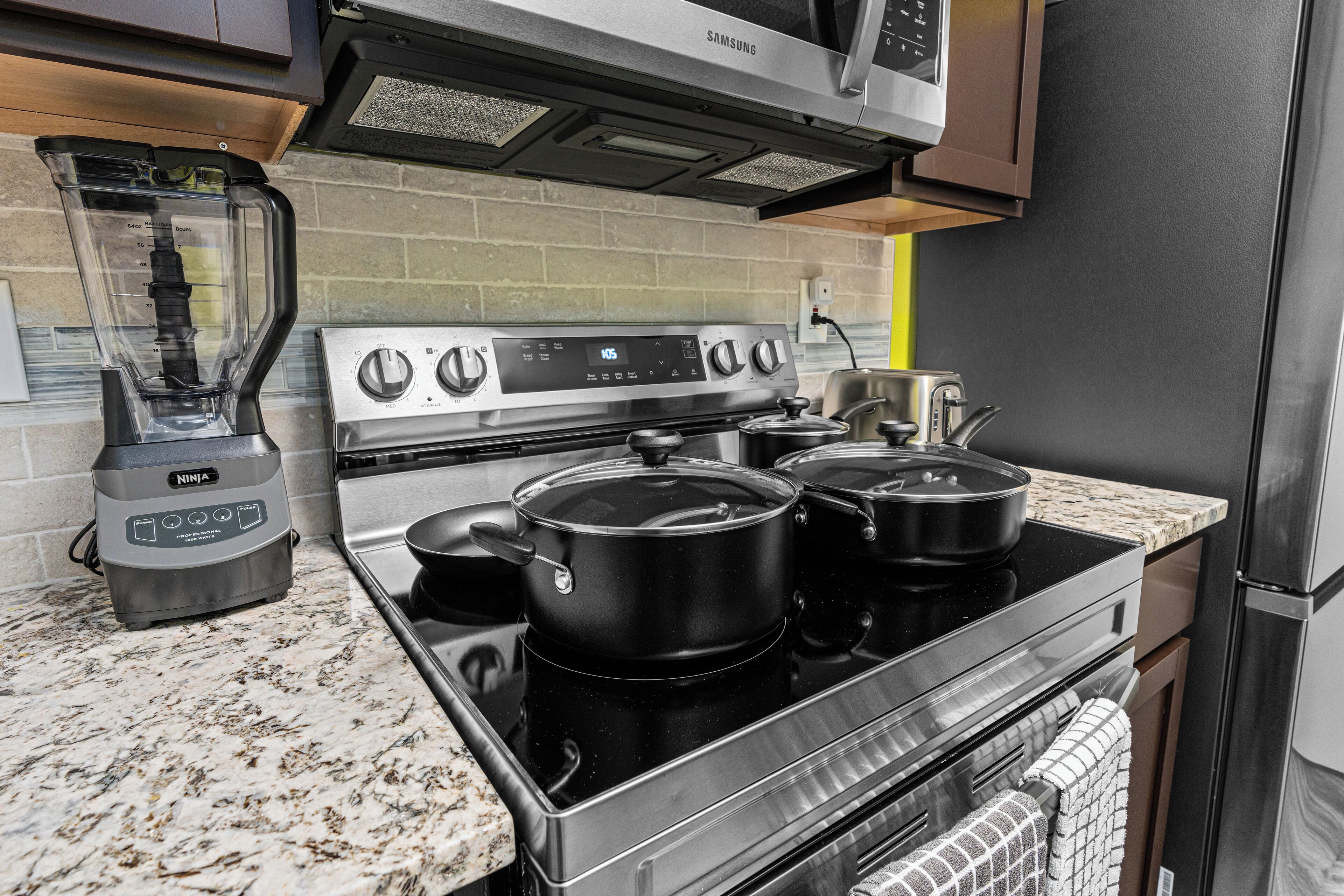 Réfrigérateur, micro-ondes, four, plaque de cuisson