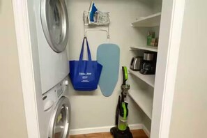 Apartment, Multiple Beds, Kitchen, Garden View (The Homestead Multi) | Interior