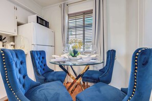 Apartment, Mehrere Betten, Küche, Gartenblick (The Homestead Multi) | Speisen