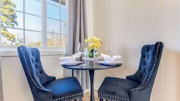 Apartment, Multiple Beds, Kitchen, Garden View (The Homestead Multi) | Dining