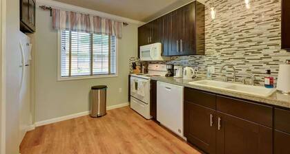 The Homestead - Luxury-cozy 2BR Apartments Near SFA & Historic Downtown Nacogdoches