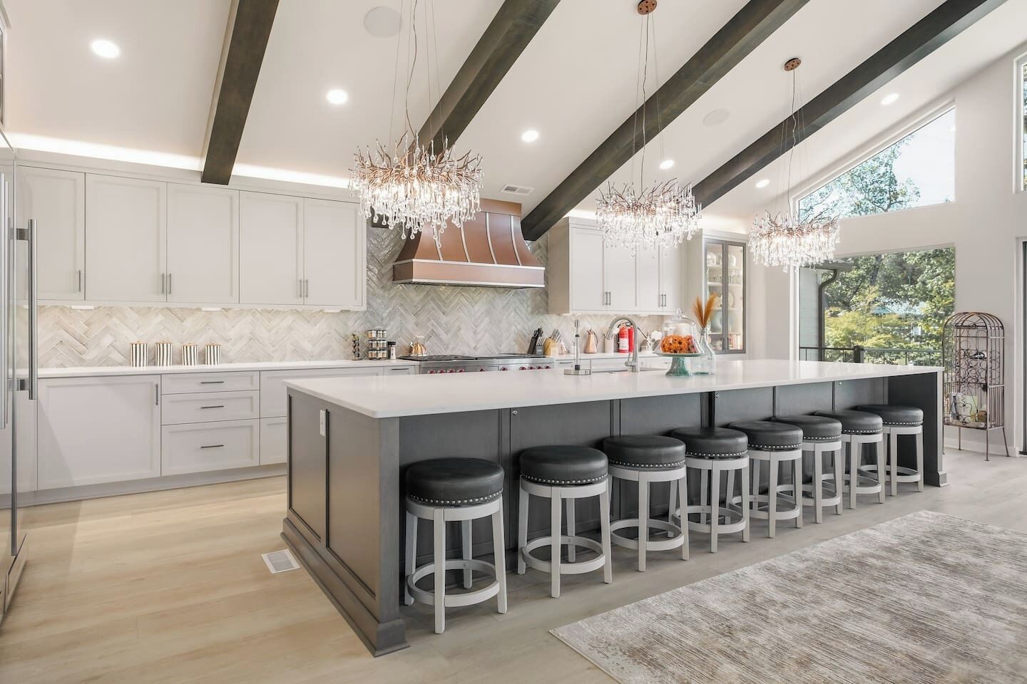 Jääkaappi, mikroaaltouuni, liesi, astianpesukone