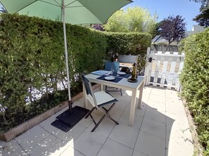 Outdoor dining - Ti Olli Cozy Cottage 300m from the Beach (LE POULIGUEN)