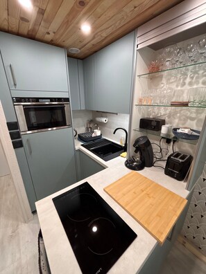 Private kitchen - Ti Olli Cozy Cottage 300m from the Beach (LE POULIGUEN)