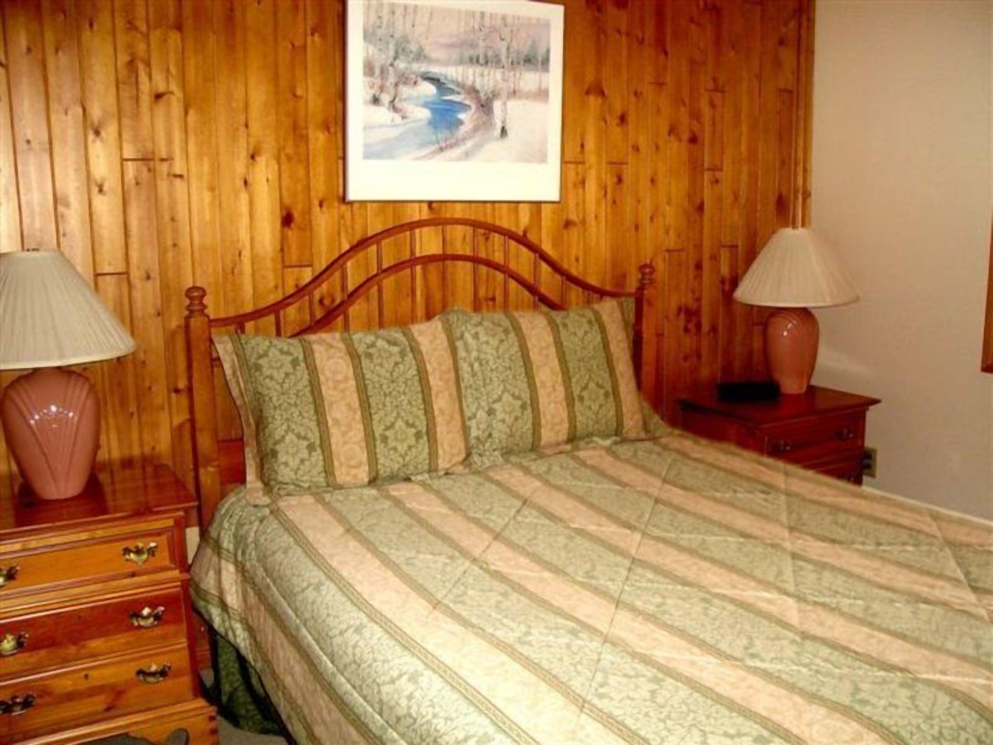 Travel crib, free WiFi, bed sheets