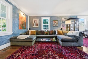 TV, bøker, stereoanlegg og kontorer