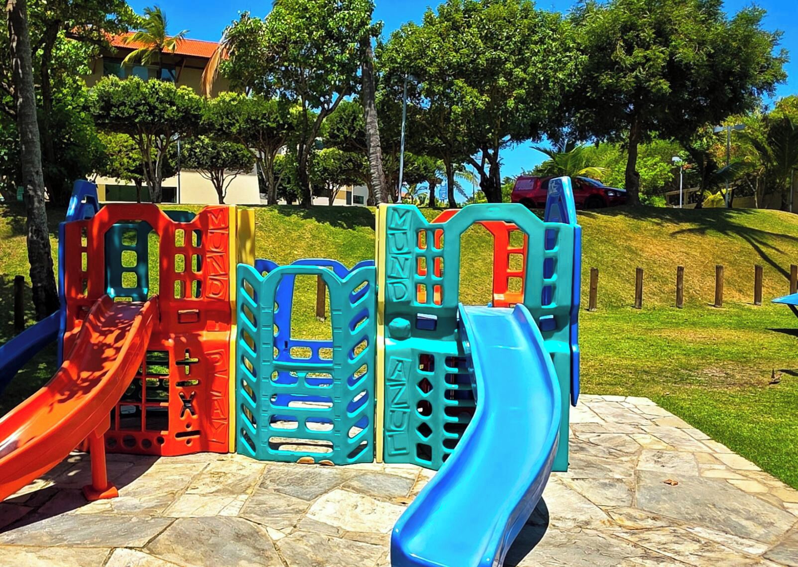 Une aire de jeux dotée de plusieurs toboggans et d’installations d’escalade.