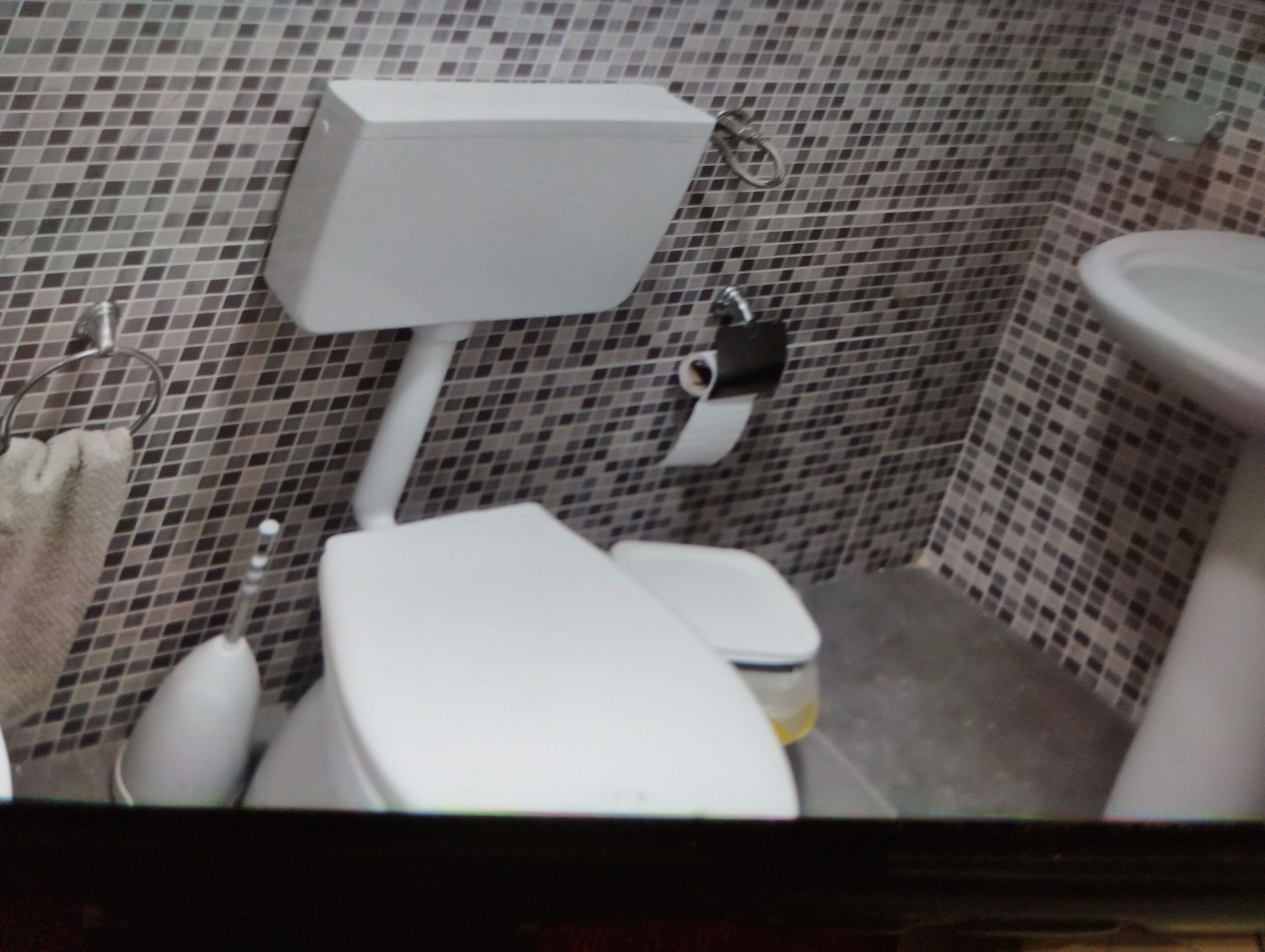 Sèche-cheveux, serviettes fournies, savon, papier toilette