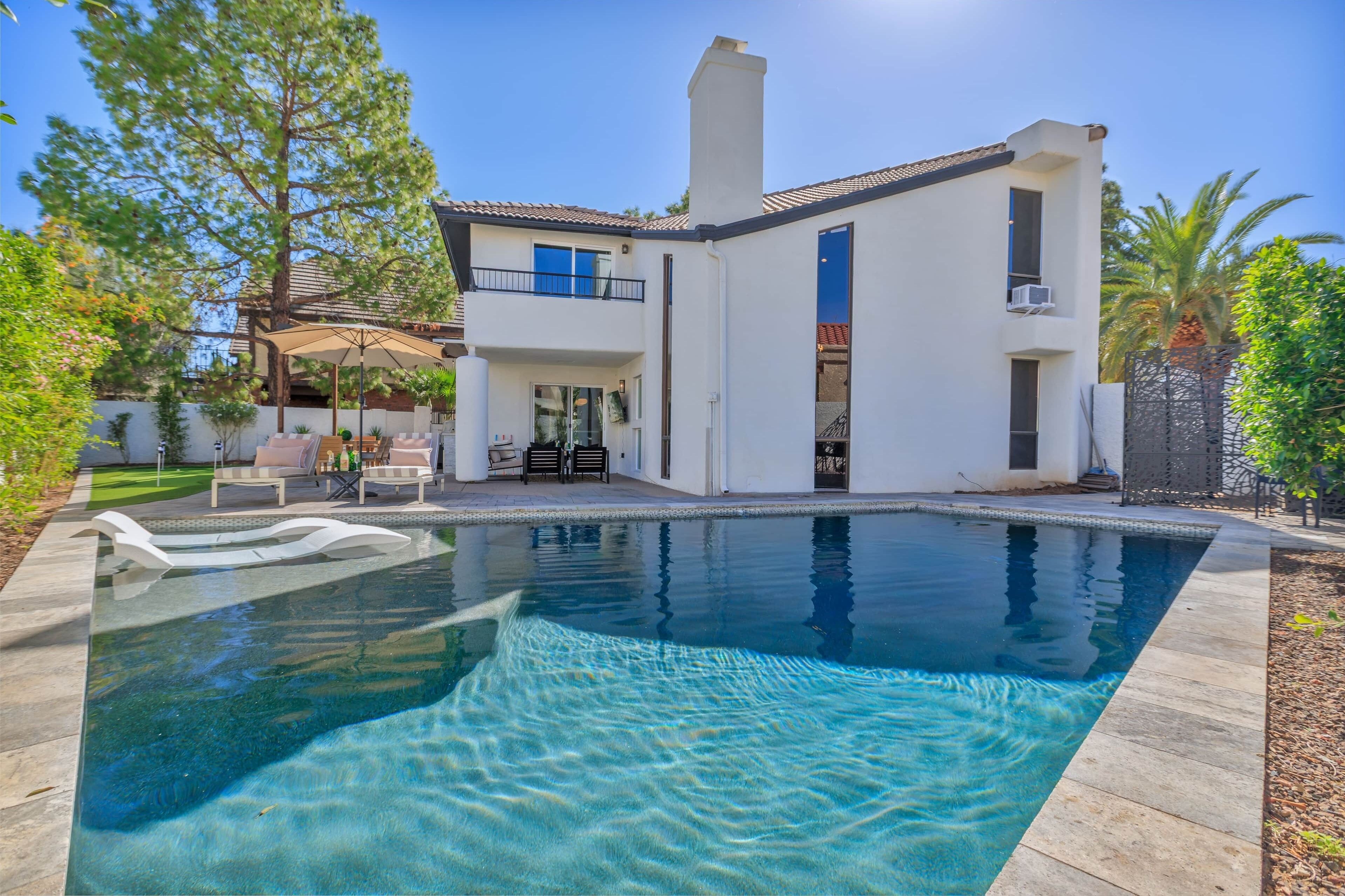 Een buitenzwembad, een verwarmd zwembad