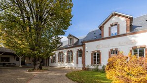 Un bâtiment sur lequel on peut lire l’inscription : « École mixte ».