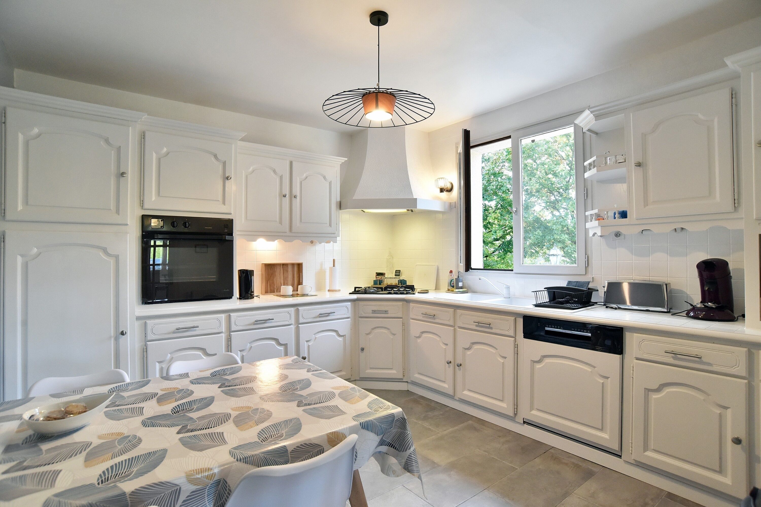 Kjøleskap, mikrobølgeovn, ovn og oppvaskmaskin